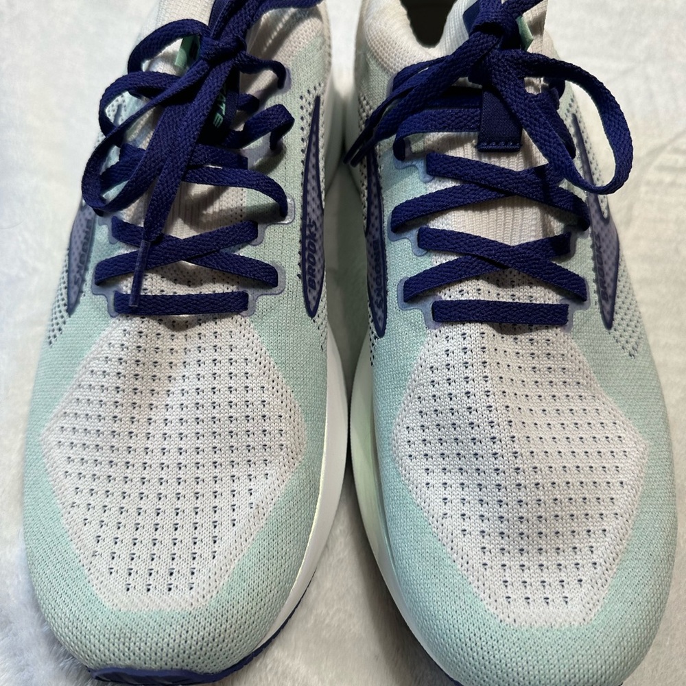 BROOKS LEVITATE Women Size 11 sneakers.  Never been worn.